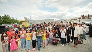 Depremzede anneler ve çocuklarına Sivas'tan anlamlı ziyaret