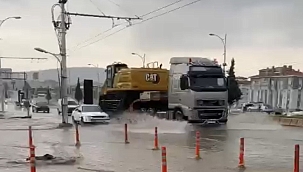 Sağanak etkili oldu yollar göle döndü
