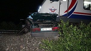 Trenin altında kalan otomobilin sürücüsü hayatını kaybetti 