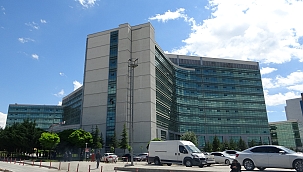 İki aracın karıştığı trafik kazasında 3 kişi yaralandı. 