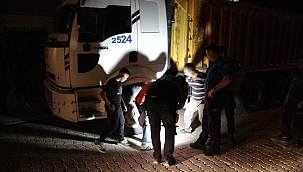 Tartıştığı şahsa ait aracın lastiklerine bıçakla zarar veren genç mahalleyi karıştırdı 