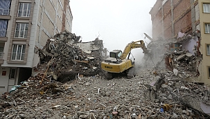 Ağır hasarlı binaların yıkım işlemleri sürüyor
