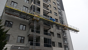 Malatya'da iskeleden düşen 3 işçi ağır yaralandı 