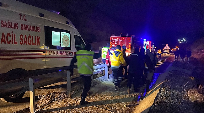  Malatya'da tır şarampole devrildi: 2 ölü, 1 yaralı 