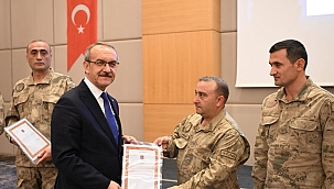 Vali Seddar Yavuz, Güvenlik Korucularına Takdir Belgesi Verdi 