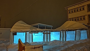 Malatya'nın Akçadağ ilçesinde kar yağışı nedeniyle çadır mescit çöktü 