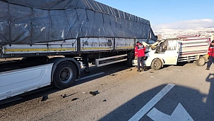 Tır ile kamyonet çarpıştı: 1 ölü, 1 yaralı