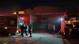 İki araç yanarak kullanılamaz hale geldi