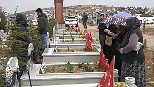 Mezarlıkta hüzünlü bayram 