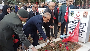 Şehitlikte buruk bayramlaşma