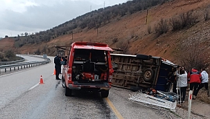 Kontrolden çıkan minibüs devrildi 