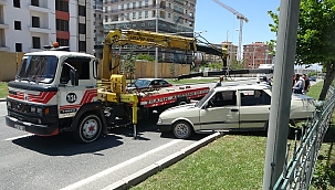 Kamyonun çarptığı otomobil savruldu 