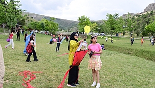 Rengarenk uçurtmalar Beydağı'nda gökyüzüyle buluştu 