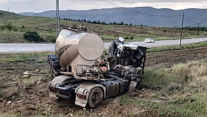 Tanker tarlaya devrildi sürücü yaralandı