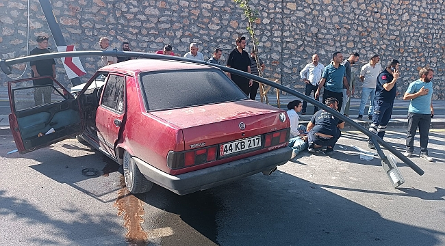 Otomobil refüje direğine çarptı!