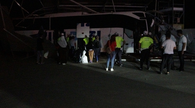 Yolcu otobüsü oto yıkamaya daldı: 8 yaralı