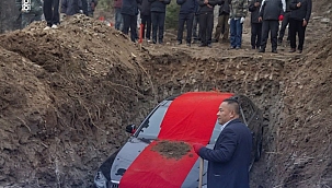 Lüks arabasıyla gömüldü