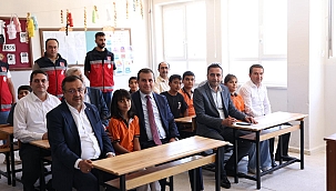 Akçadağ Belediyesi'nin desteğiyle yenilenen okul sıraları öğrencilere teslim edildi 