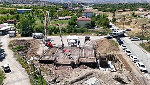 Deprem bölgesindeki cami inşaatında beton dökümü teknik eksiklik nedeniyle durduruldu 