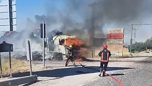 Malatya'da saman yüklü tır yandı, araç kullanılamaz hale geldi 