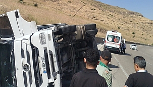 Akçadağ'da tır devrildi