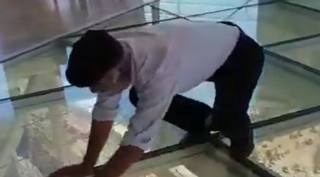 240 metrede emekleyerek yürüdü