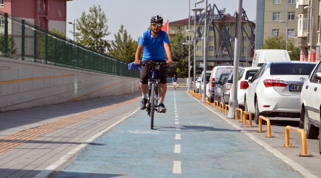 3 çocuğunu evde bırakıp Arakanlı Müslümanlar için bisikletiyle yollara düştü