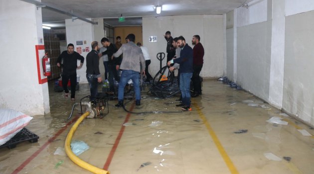 300 kişinin çalıştığı tekstil fabrikasını su bastı