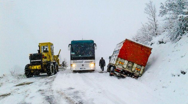 Kar nedeniyle 300 mahalle yolu kapandı
