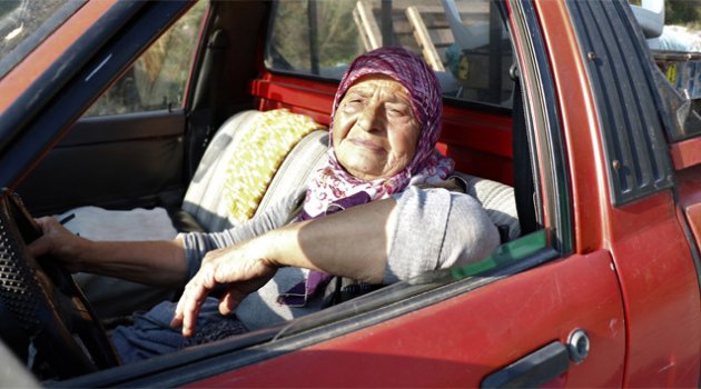 71 yaşındaki Fatma teyze kamyonet kullanarak semt pazarlarına ürün taşıyor