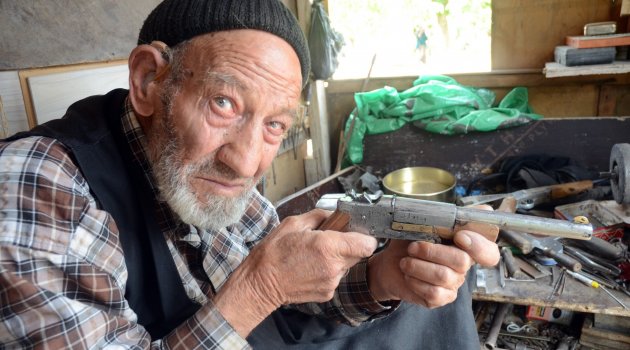 87 yaşında silah üretiyor !