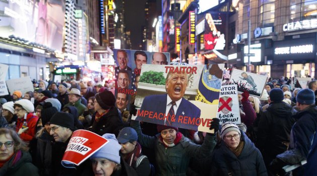ABD'liler Trump'ın azli için Times Meydanı'nda toplandı