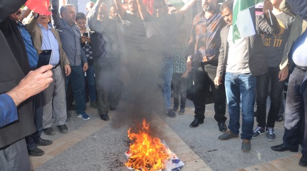 ABD ve İsrail bayrağı yaktılar