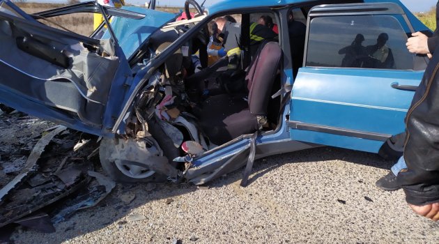 Adana'da iki otomobil kafa kafaya çarpıştı: 1 ölü 2 yaralı