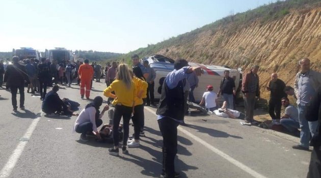 Adana'da seçim midibüsü devrildi: 15 yaralı