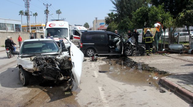 Adana'da otomobil ile hafif ticari araç kafa kafaya çarpıştı: 3 yaralı