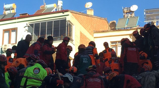 AFAD: Enkazdan sağ kurtarılan kişi sayısı 44'e yükseldi