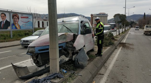 Ağaçları devirdi, aydınlatma direğine çarparak durabildi: 1 yaralı