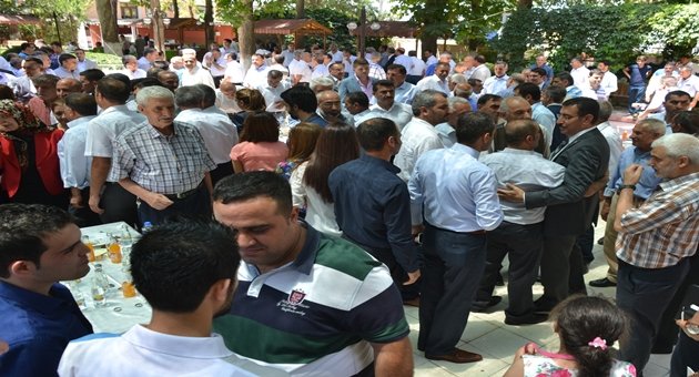 AK Parti'de Kalabalık Bayramlaşma