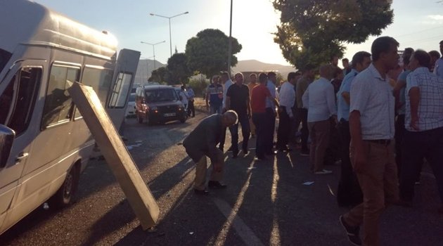 Minibüs bariyerlere çarptı: 11 yaralı