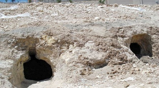 Akçadağ'daki Tarihi Mezarların 2'si Kurtarılabildi
