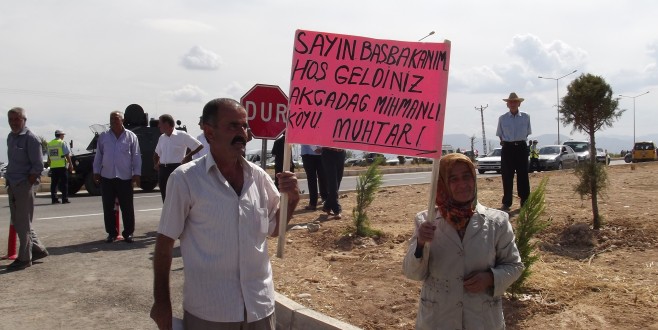 Akçadağlılar Başbakanı Pankartla Karşıladı !