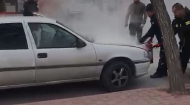 Aksaray'da duman çıkan otomobil alev almadan söndürüldü