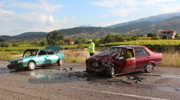Alaşehir'de trafik kazası: 5 yaralı
