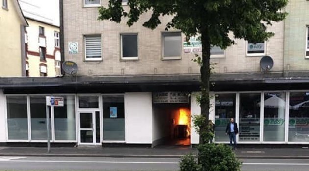 Almanya'da güpe gündüz camiye molotof attılar