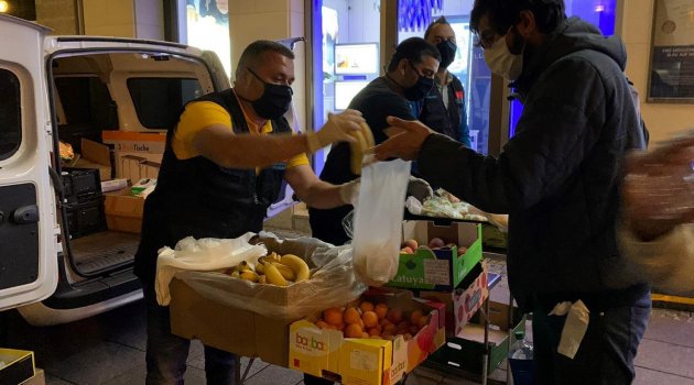 Almanya'da yaşayan Türkler evsizlere yemek dağıttı