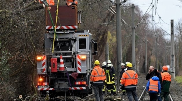 Almanya ve Hollanda'da fırtına: 4 ölü