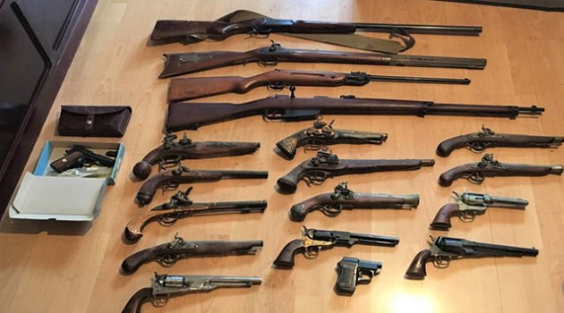 Almanya'da bir evde gizlenmiş çok sayıda silah, kılıç ve bıçak ele geçirildi