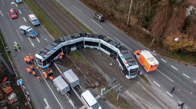 Almanya'da kamyon ile tramvay çarpıştı