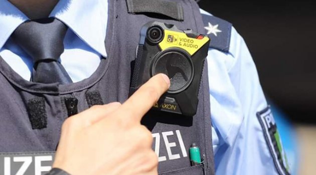 Almanya'da polisler vücut kamerası ile devriye gezecek